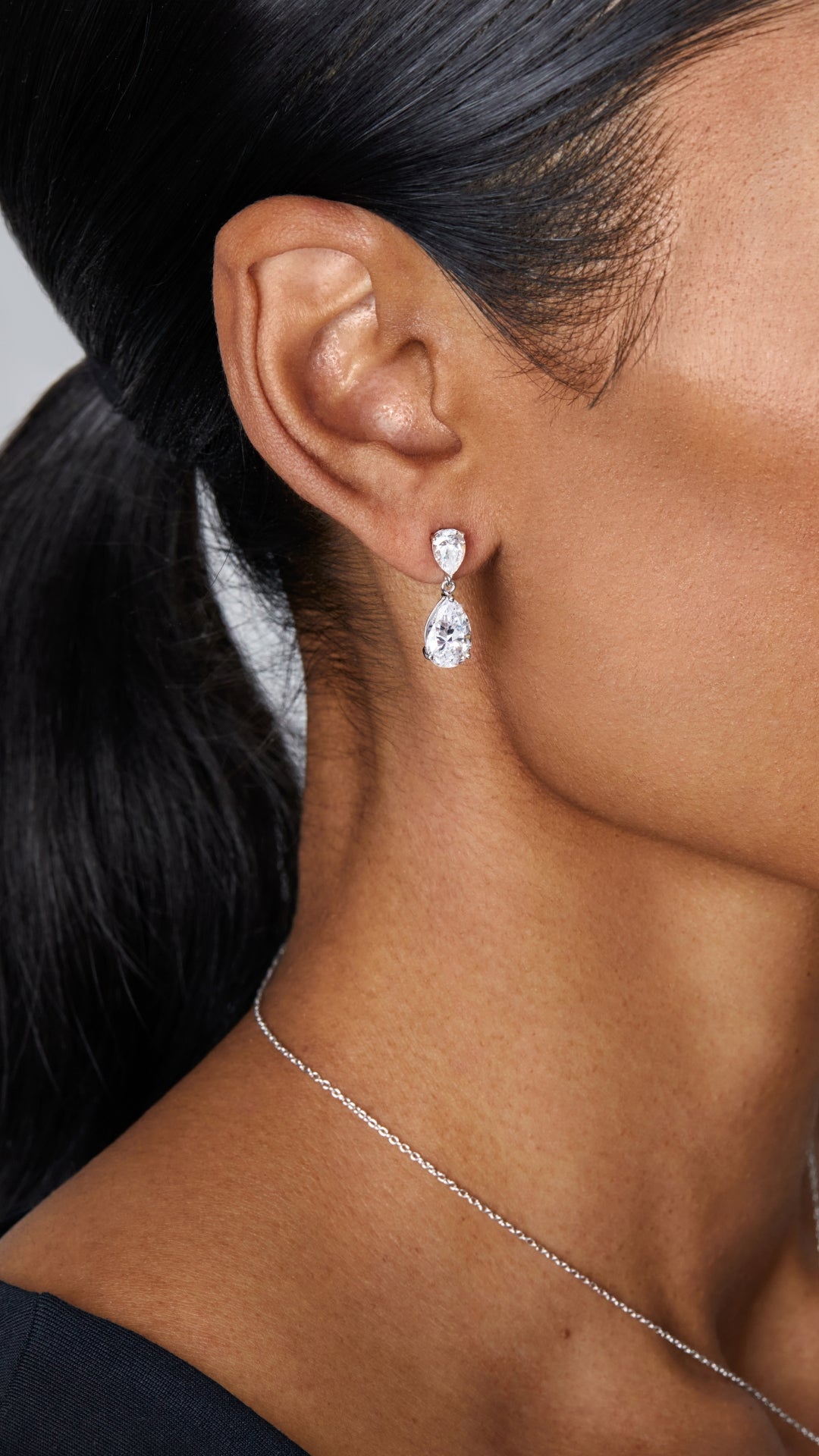 9k solid white gold drop earrings from women featuring two pear cut stones,  respectively 0.75 and 2.5ct. 