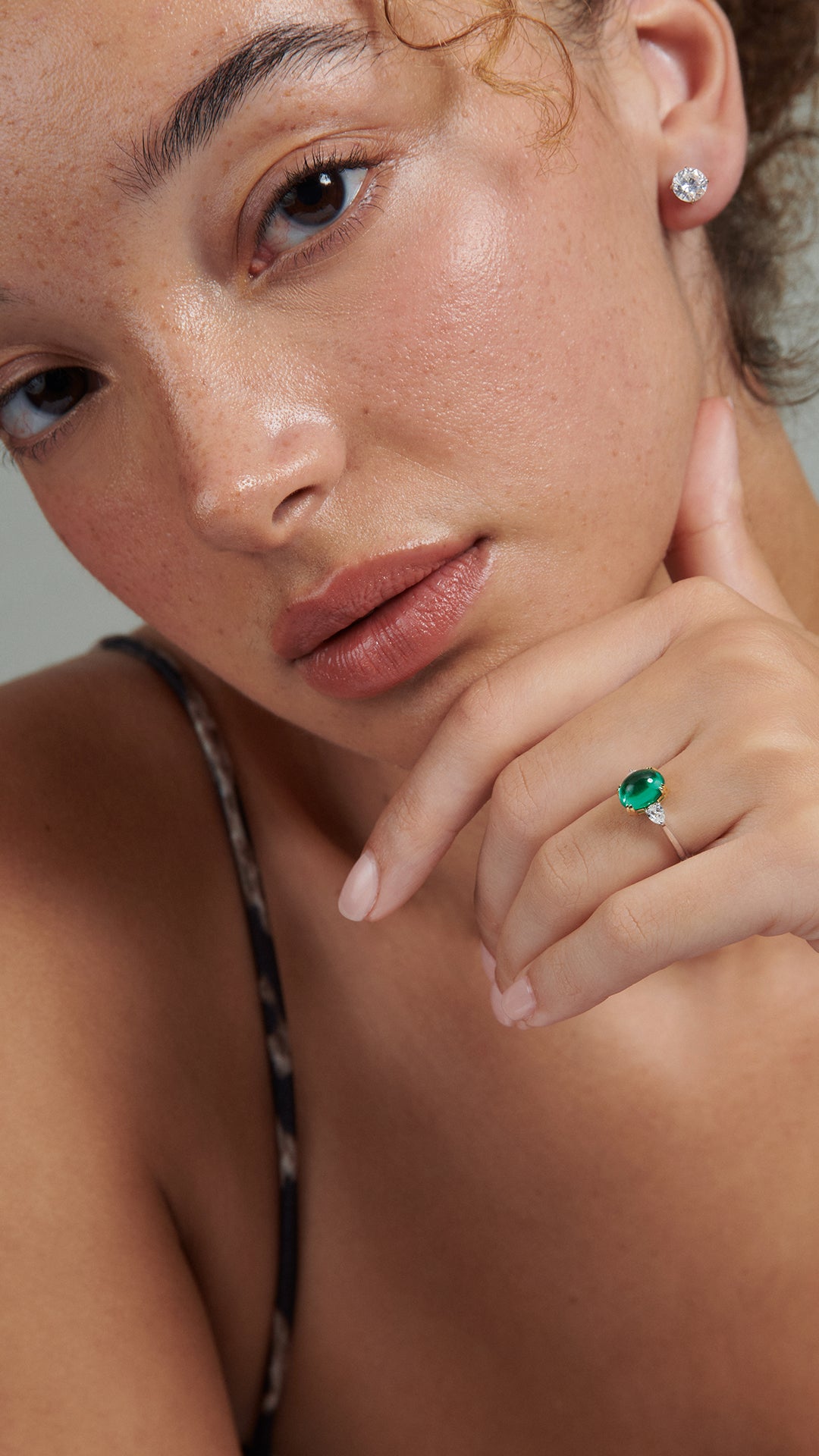 Cabochon Ring Emerald with Pears White Gold Plated