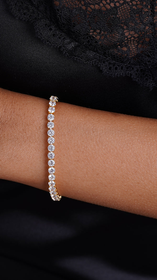 A statement diamond tennis bracelet alternative with dazzling 9.5ct eq. stones.