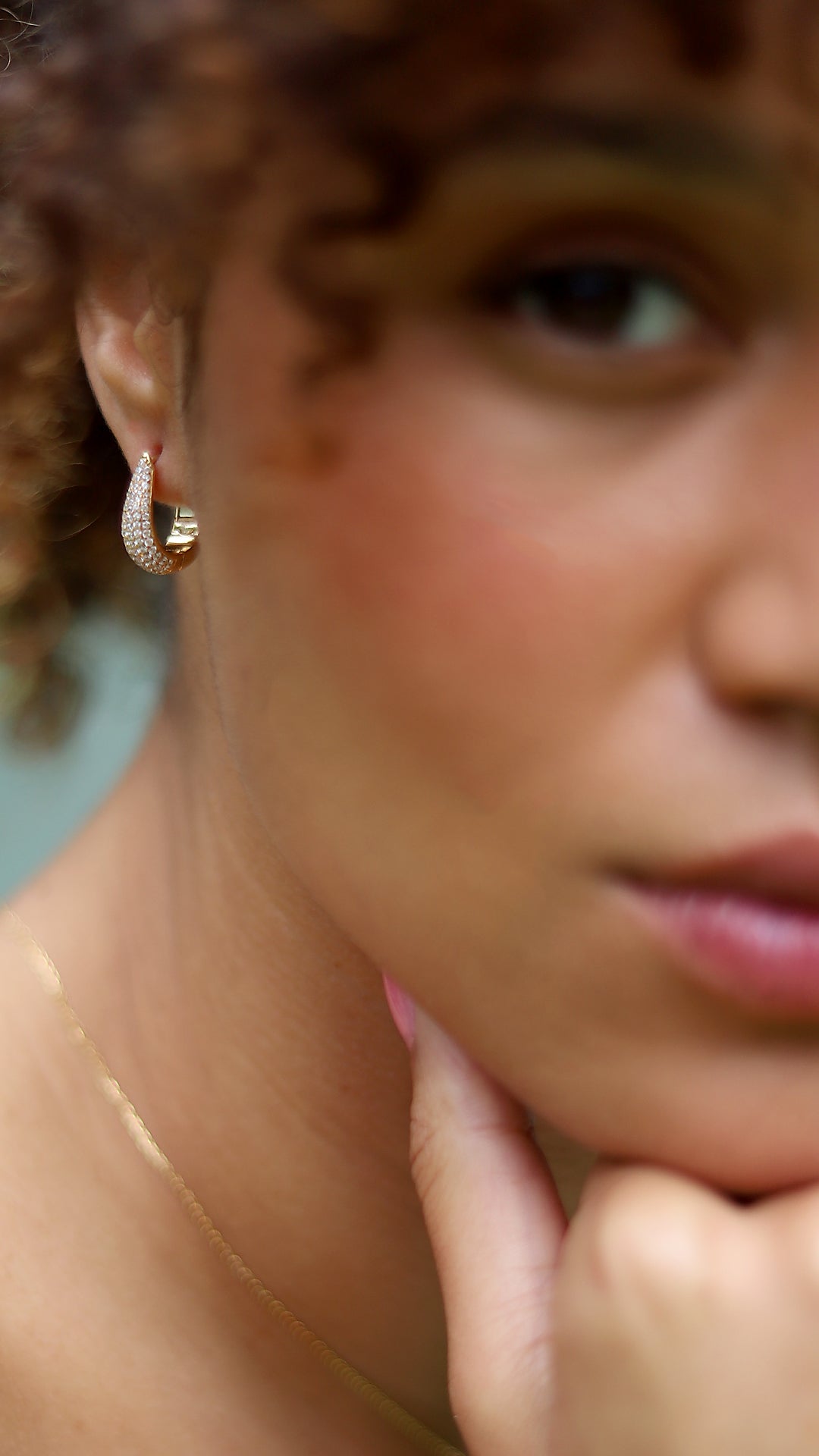 Versatile pavé gold earrings – from office wear to special occasions