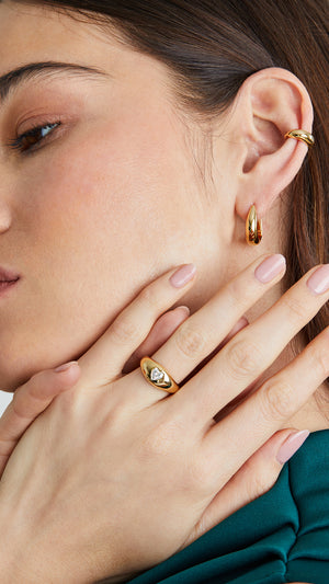 Featuring a polished heart-cut gemstone, this gold vermeil signet ring is a modern classic. 